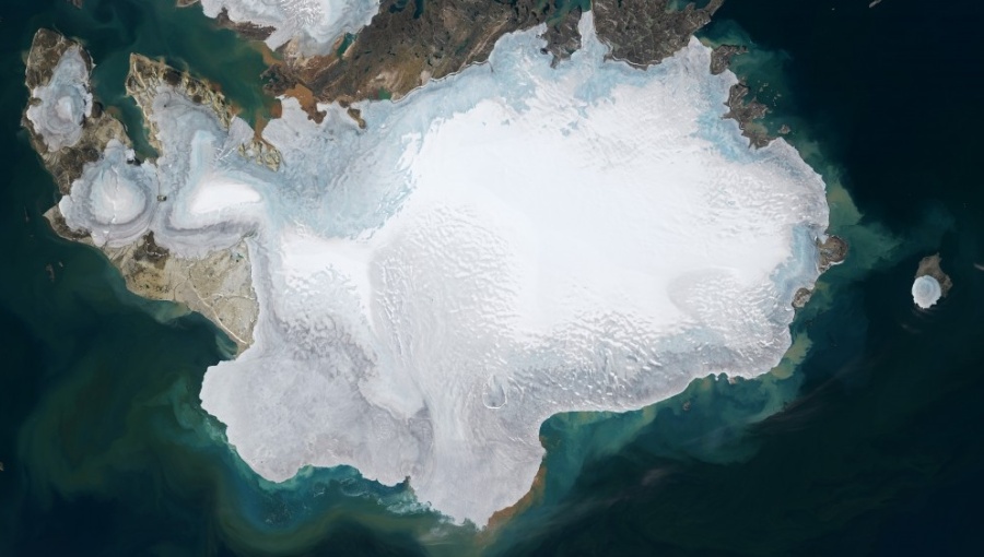 Some 2bn people's food and water security is under threat due to the disappearance of the glaciers.