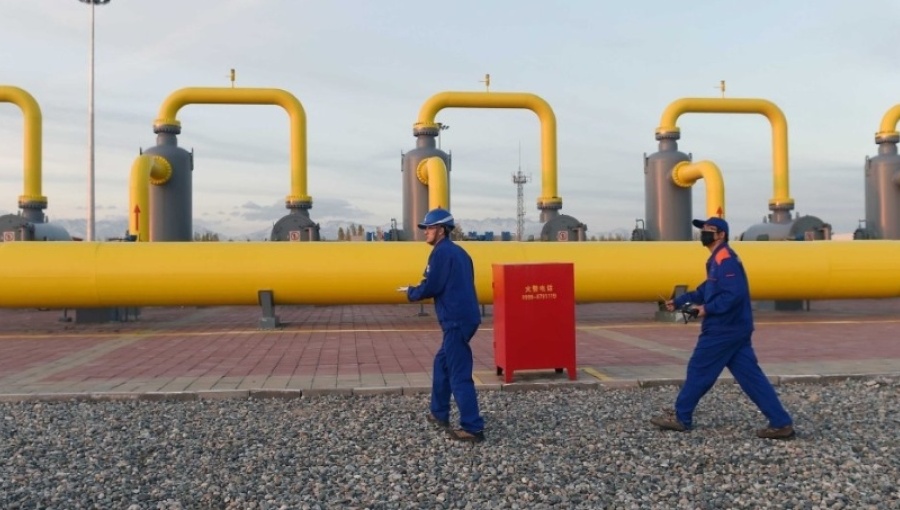 Chinese workers in Xinjiang inspect a pipeline arriving from Central Asia. Currently, a lion’s share of Turkmen natural gas exports are pumped to China, but Ashgabat intends to diversify.