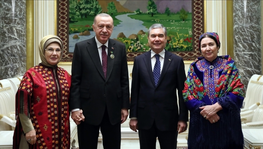 Berdimuhamedov’s wife, Ogulgerek, photographed with her husband and the Turkish first family.