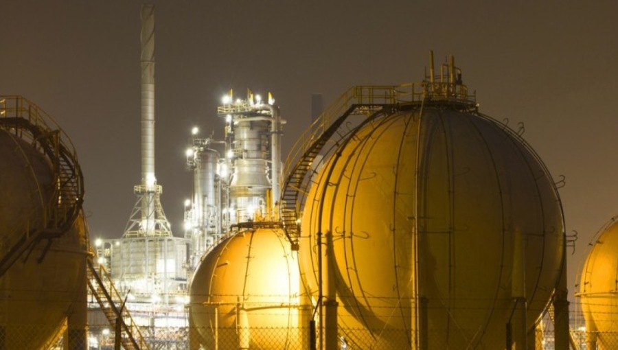 Gradually phasing out Russian gas sales to Europe will only push the prices up and make the Kremlin even more money, according to a new report.