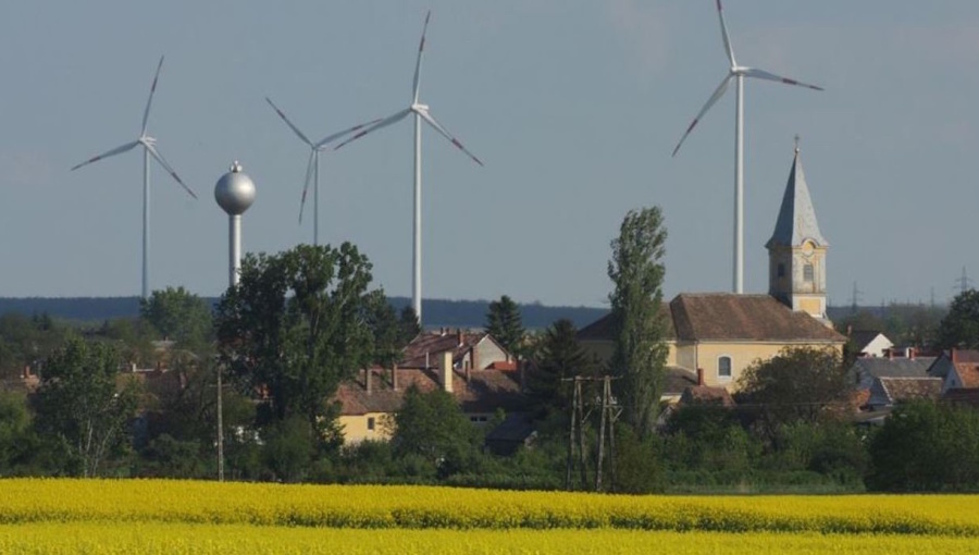 Up until now wind turbines were banned within a 12-kilometre radius of populated areas. Under EU pressure, the government has now agreed to reduce this to 700m.