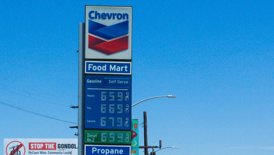 In partnership with state-owned Petróleos de Venezuela SA (PDVSA), Chevron reached production of more than 200,000 barrels per day by 2024, according to data from the US Congressional Research Service.