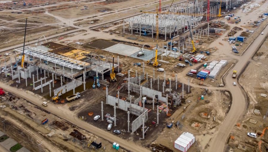 The 43 MW farm will consist of 320,000 sqm solar panels, of which 187,000 sqm will be installed on the roofs of the factory buildings and the rest on the ground.