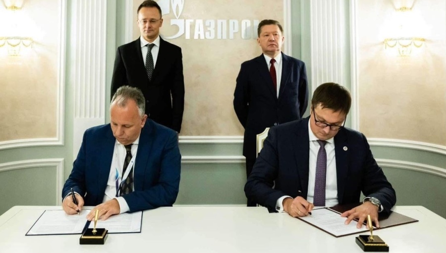Hungarian energy group MVM and Gazprom sign supplementary commercial contract in St. Petersburg on October 10.