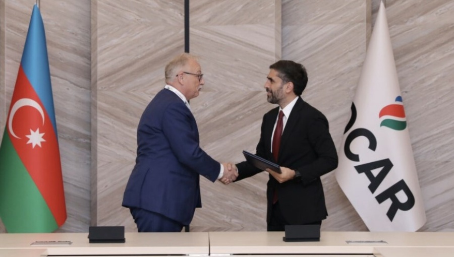 MOL chairman and CEO Zsolt Holt Hernadi signs the agreement with SOCAR President Rovshan Najaf during the Baku Energy Forum.