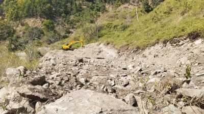 Nepal death toll nears 800 as desperate rescue efforts continue