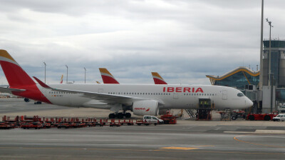 Maduro bans six airlines after carriers halt Venezuela flights amid US warning