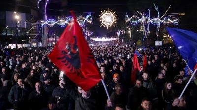 Anti-government protesters hurl petrol bombs at Albanian PM’s office 