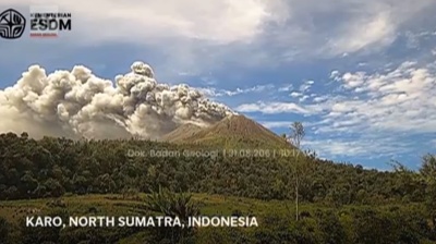 Indonesia's Mount Sinabung eruption sees volcanic ash plume move towards populated areas