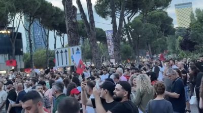 Clashes erupt in Tirana as anti-government protesters confront Socialist Party supporters