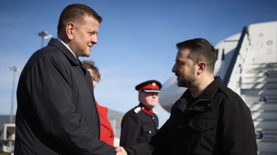 Zelenskiy reportedly sought to dissuade former army chief Zaluzhnyi from presidential bid