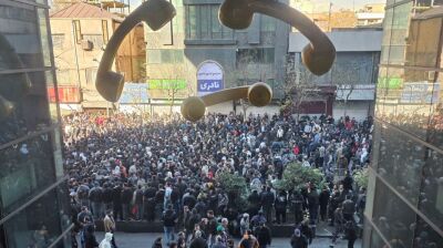 Tehran mobile traders shut shops as rial rout, registry fees choke market
