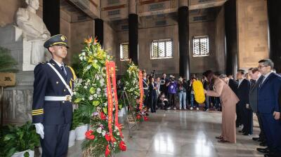 Cheng Li-wun leads KMT tour across China