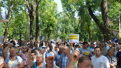Thousands protest against changes to Moldovan electoral system