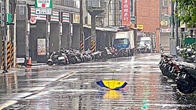 Typhoon Bavi reaches Taiwan as some businesses remain open despite shutdown orders 