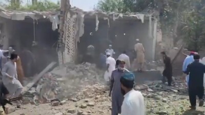 Car bomb kills at least 16 at Pakistan police compound