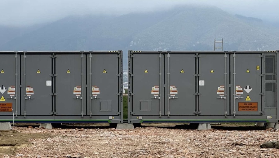 A 50 MW / 200 MWh co-located BESS is being deployed at the Oslomej site. 