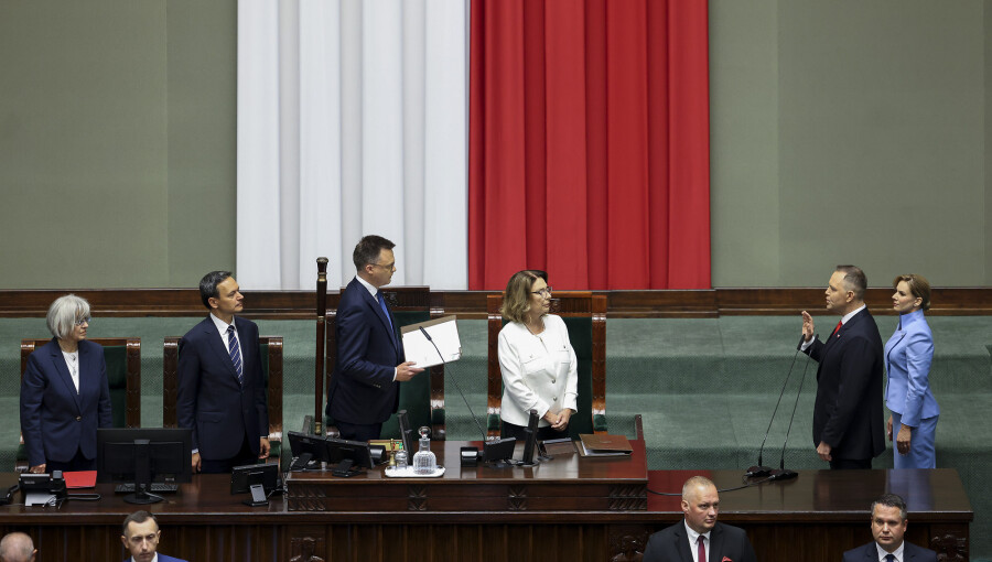 Nawrocki sworn in as Poland's president, setting up showdown with Tusk government