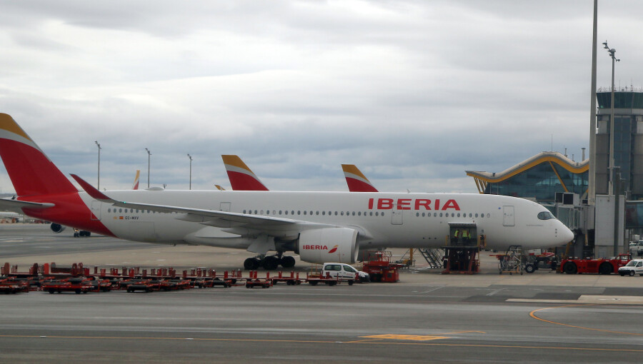 Maduro bans six airlines after carriers halt Venezuela flights amid US warning