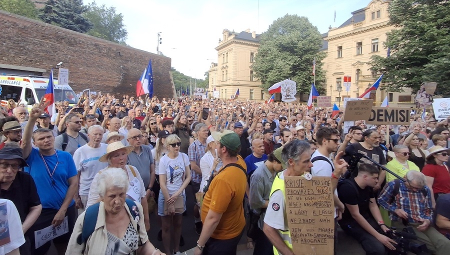 Thousands rally in Prague in support of public media