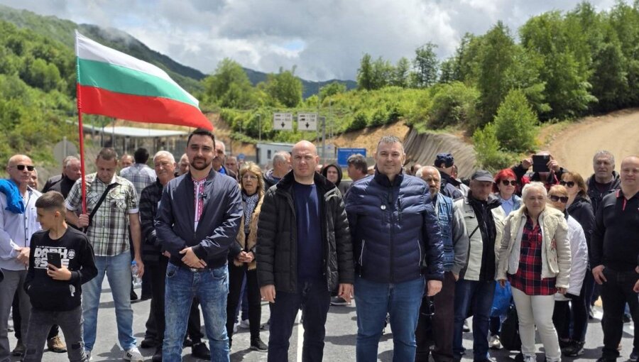Protesters against euro adoption block roads in Bulgaria