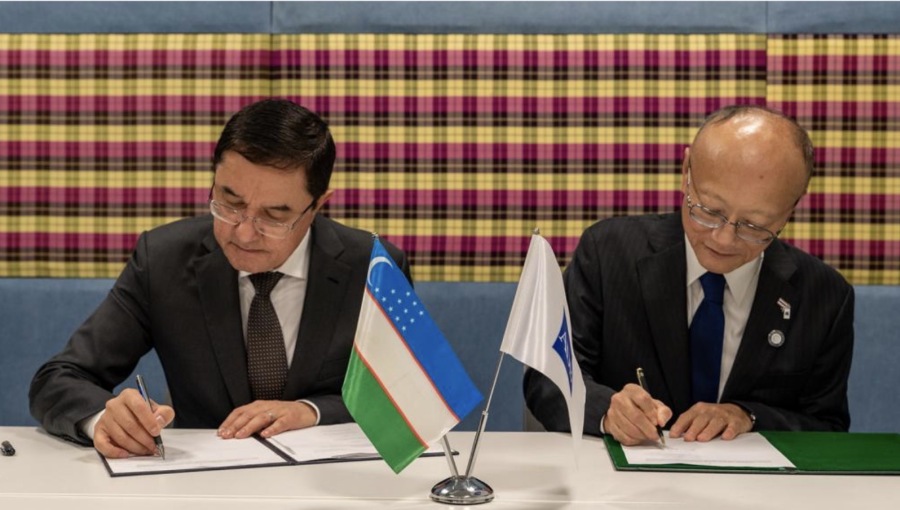ADB president Masato Kanda and Uzbekistan's Deputy Prime Minister Jamshid Kuchkarov sign the loan agreement.