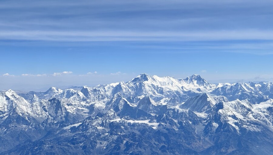 China mounts major rescue in Everest blizzard