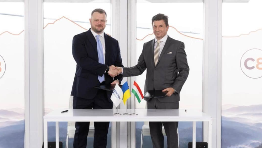  Naftogaz acting chief Serhii Fedorenko with head of of MOL's downtream unit.