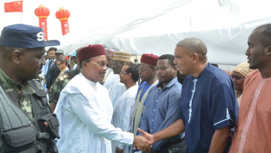 Mohamed Silimane, Savannah’s Niger Stakeholder Relations Manager (second from right), greeting the President of Niger, His Excellency Mahamadou Issoufou (second from left).