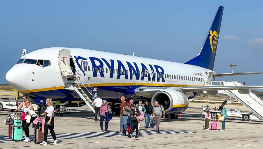 EU agrees free hand luggage, keeps delay compensation after decade of talks