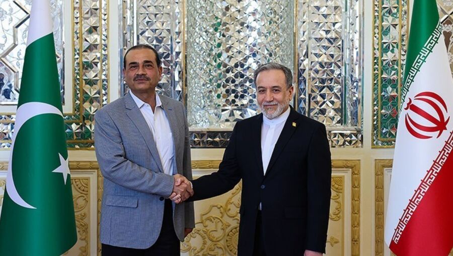 The Pakistani army chief met with the Iranian foreign minister for the second time today.
