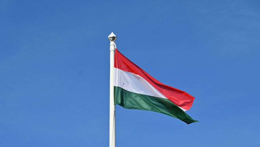 Hungary is expected to decide within weeks on a contract to buy 1bn cubic metres of gas annually from Romania.