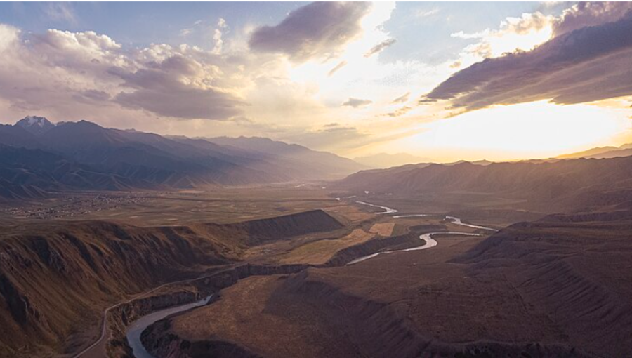 The River Naryn rises in the Tian Shan mountains in Kyrgyzstan and flows west through the Fergana Valley into Uzbekistan. There it merges with the River Kara Darya to form the River Syr Darya that flows into Kazakhstan. 