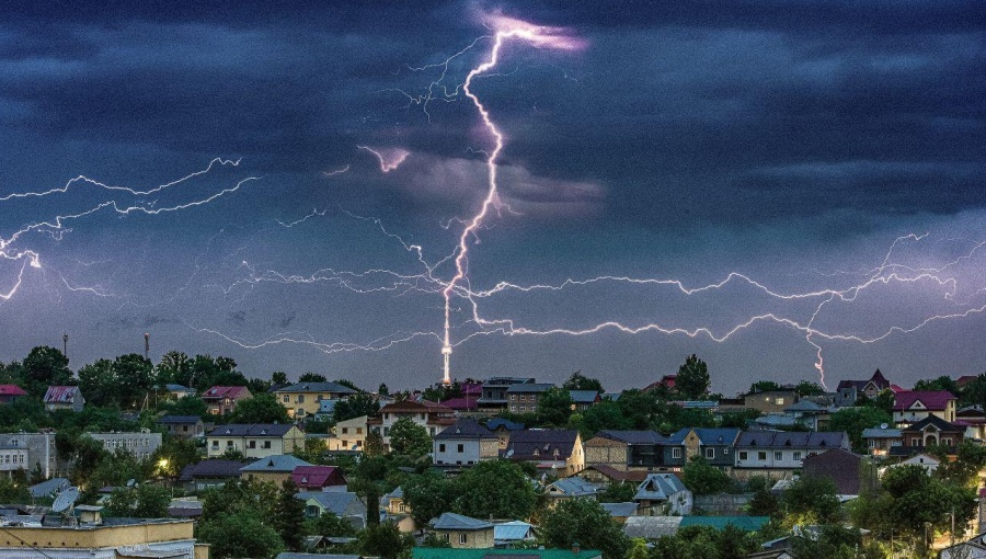 It's pouring down with rain in Kyiv and meteorologist are warning of floods