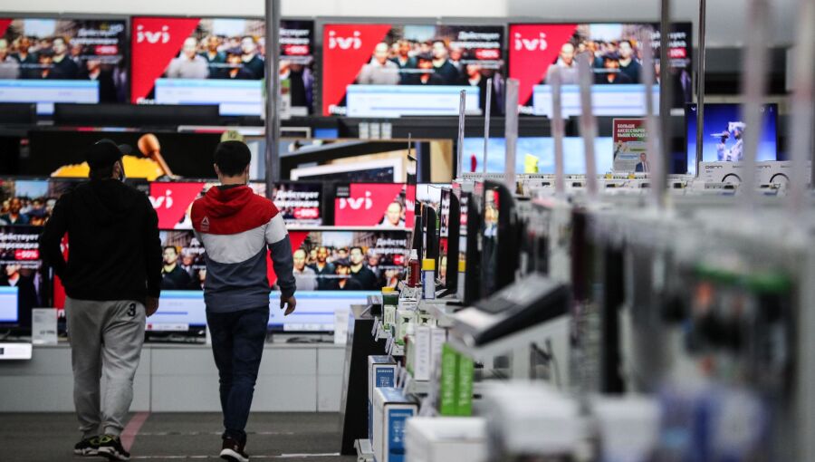 Russia's Financial Flows Surge Amid Economic Caution