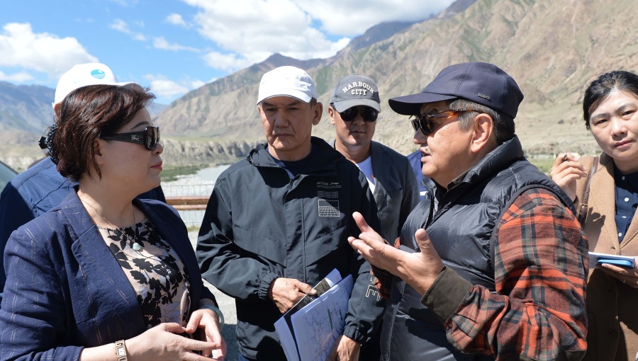 Kyrgyz Prime Minister Akylbek Japarov (center right) and China’s ambassador to Kyrgyzstan, Du Dewen, speak during a recent tour of the Sary-Jaz River where Kyrgyzstan is aiming to build a hydropower project with Chinese assistance.

