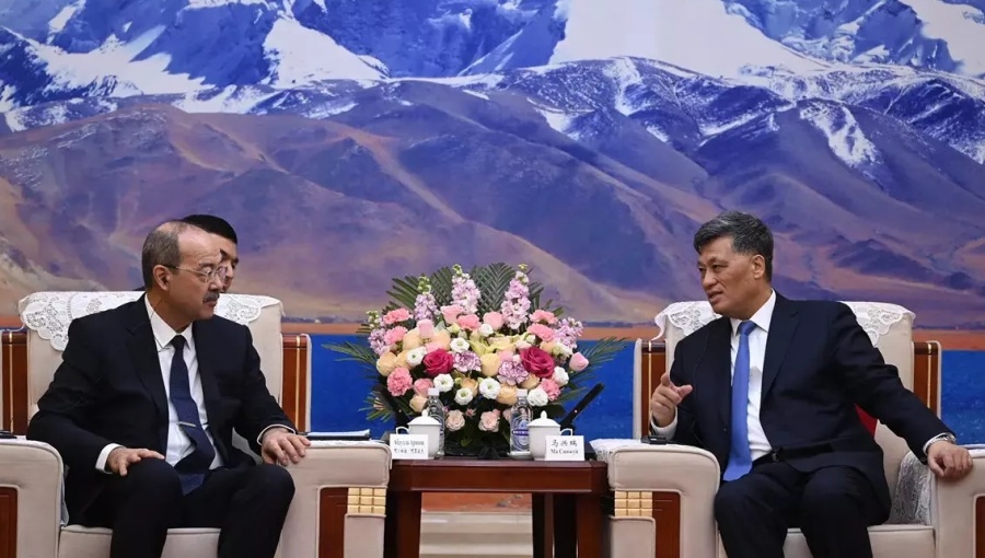 Uzbek Prime Minister Abdulla Aripov (left) meets with Xinjiang’s leader, Ma Xingrui, during a recent two-day visit to China. No major deals were announced after the visit.