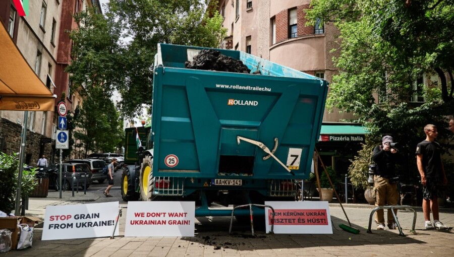 Hungarian farmers dump manure at EU headquarters in protest at planned cuts in CAP funds