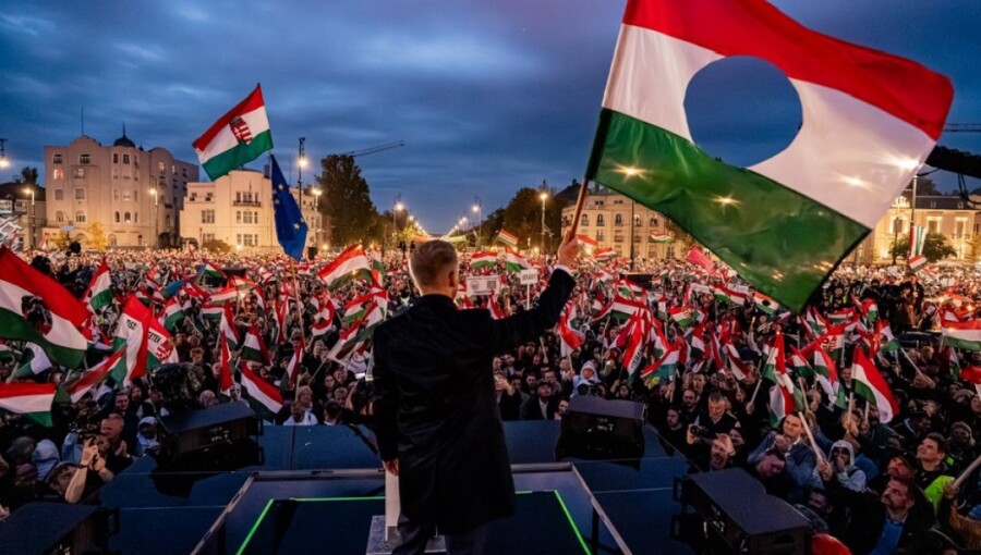 Huge crowds attend rallies to mark Hungary's 1956 anti-Soviet uprising