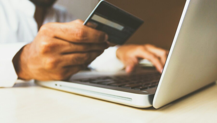 Peru e-commerce surges 50% to $19bn in H1 as digital wallets overtake cards